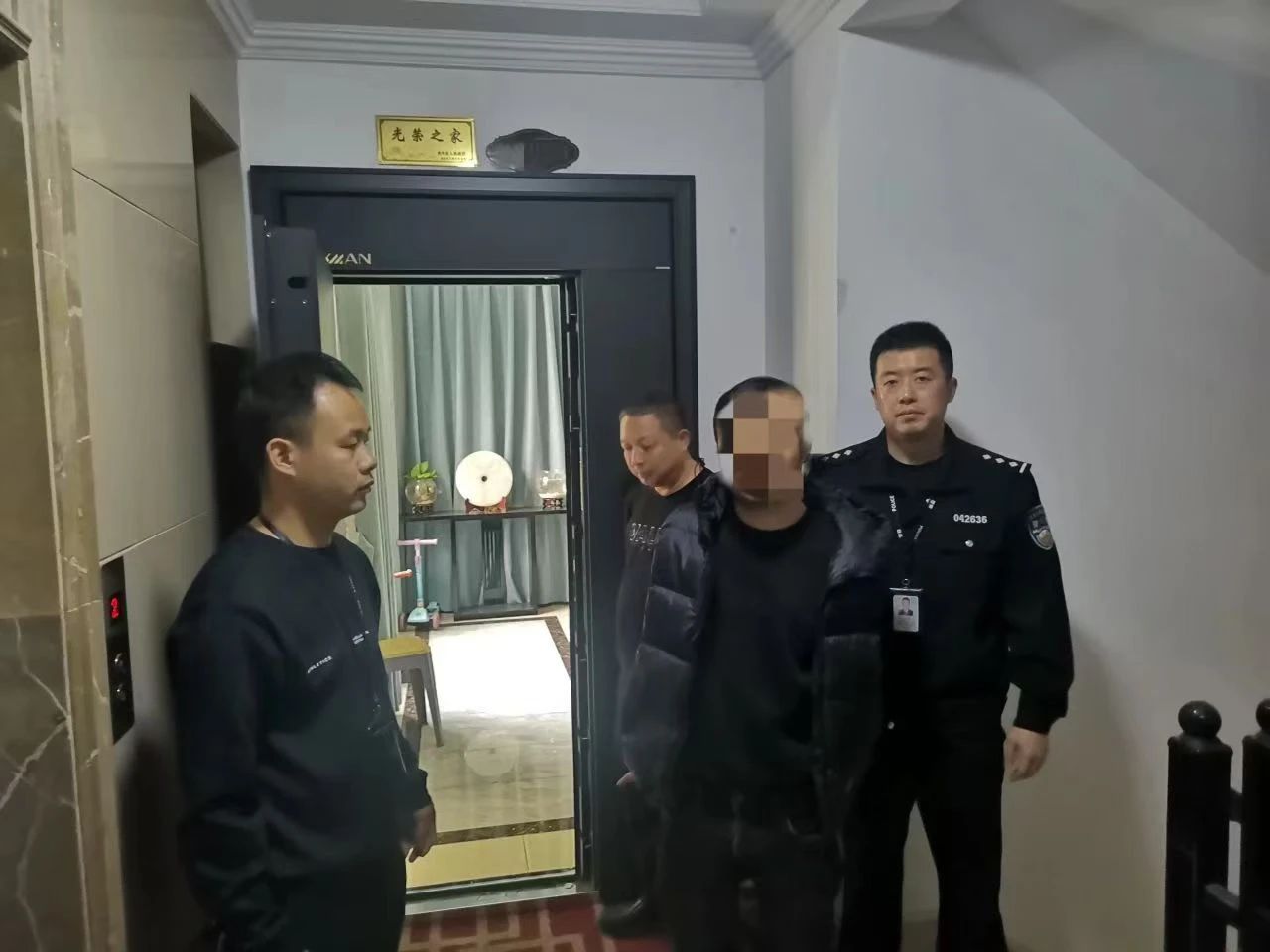钱相街道全副伪装仍被识别！双龙公安成功抓获一名撬锁盗窃嫌疑人